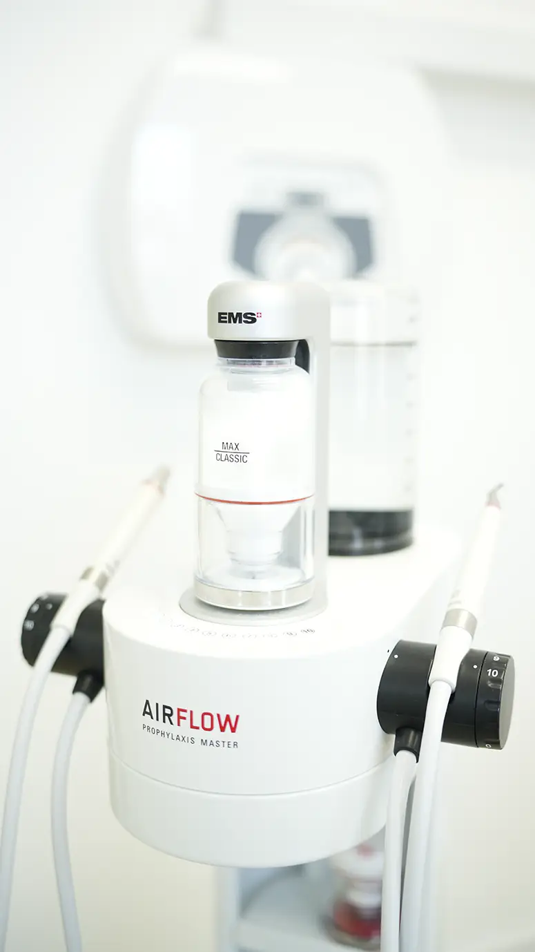 EMS Airflow apparaat voor professionele gebitsreiniging bij Mondzorgexperts in Zoetermeer
