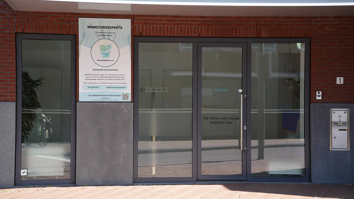 Ingang van tandartspraktijk Mondzorgexperts aan het Oosterheemplein in Zoetermeer