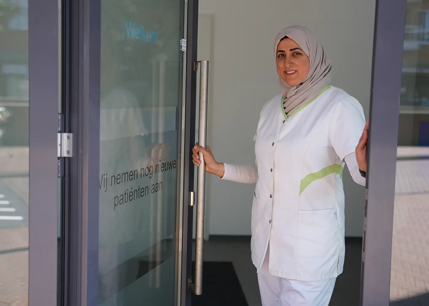 Zahra Mohammad opent de deur van tandartspraktijk Mondzorgexperts in Zoetermeer